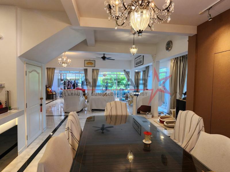Charming 2.5-Storey Renovated Semi-D in Hillcrest Park | Modern Urban Country Style | $300K A&A
