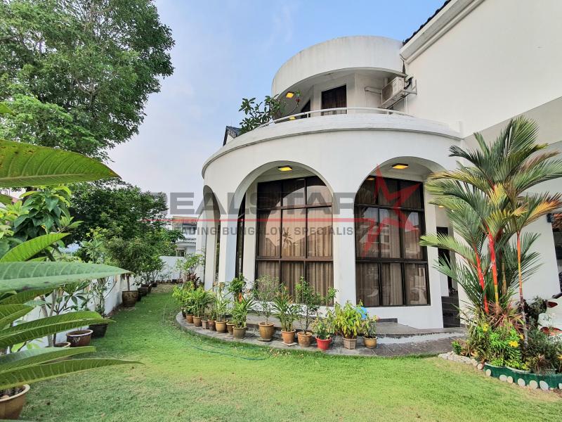 Elegance Meets Opportunity: A Stylish Bungalow Full of Potential!