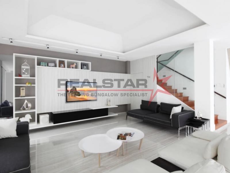 CONTEMPORARY ELEGANCE: STUNNINGLY RENOVATED CORNER TERRACE WITH PRIVATE POOL HAVEN