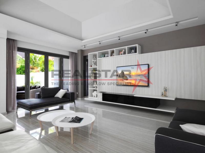 CONTEMPORARY ELEGANCE: STUNNINGLY RENOVATED CORNER TERRACE WITH PRIVATE POOL HAVEN