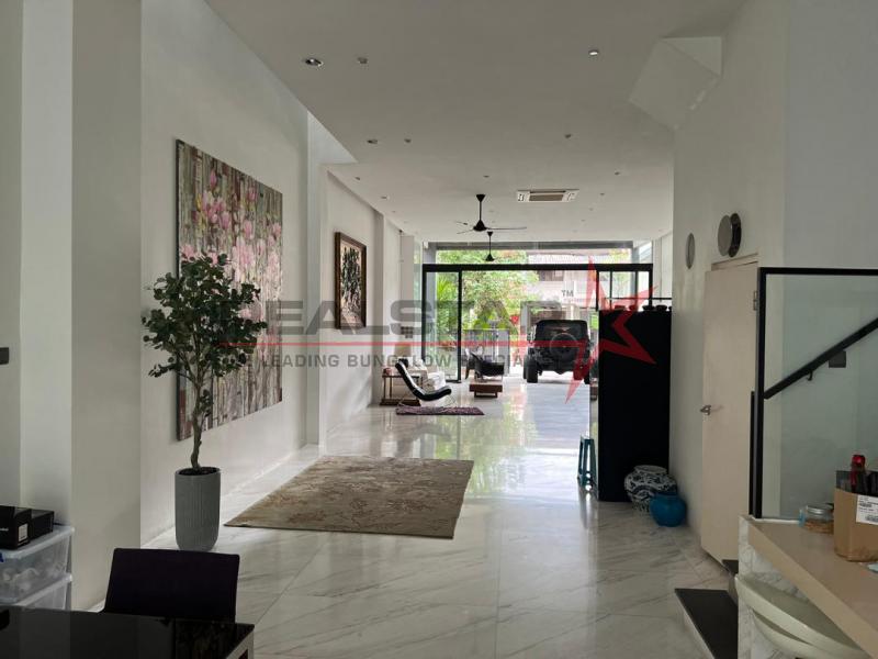 Spacious 2.5-Storey Inter-Terrace | Near MRT & Primary School