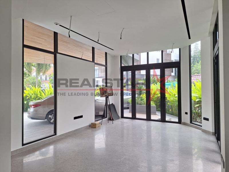 ✨ Elegant 3.5-Storey Semi-Detached Residence for Sale