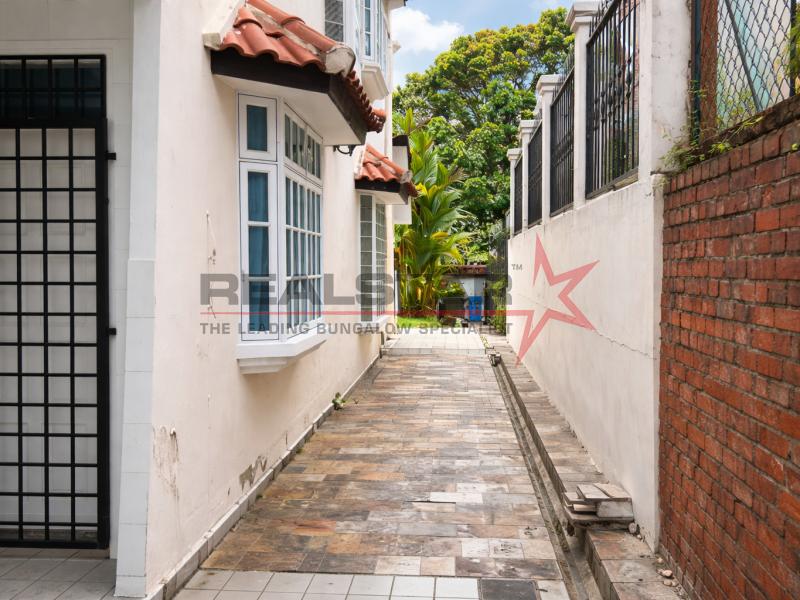 ✨ Rare Landed Opportunity | Rebuild Potential | Near Siglap MRT & 1KM Schools ✨