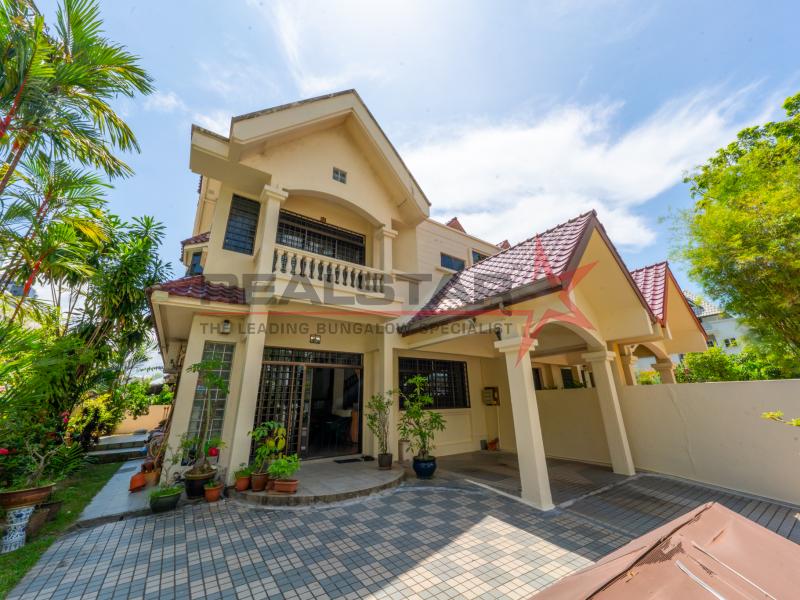 Charming 2.5Storey Semi Detached in Prime Goodman vicinity!