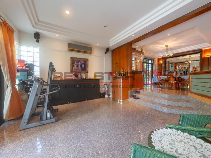 Charming 2.5Storey Semi Detached in Prime Goodman vicinity!
