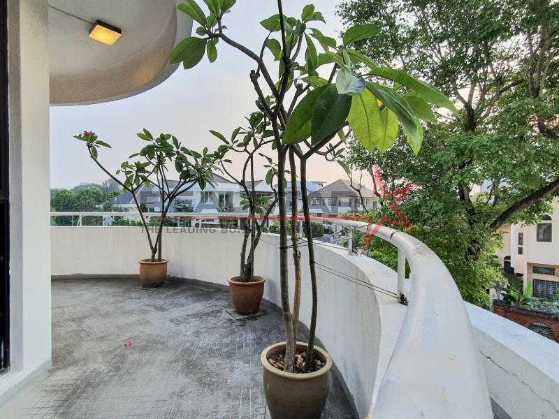 Elegance Meets Opportunity: A Stylish Bungalow Full of Potential!