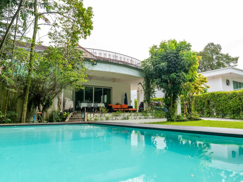 CALDECOTT CHARMING BUNGALOW WITH A WRAP AROUND FRONTAGE 