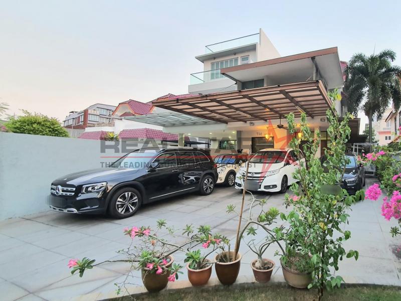 Spacious Semi-D Home for Sale: Perfect for Large Families!