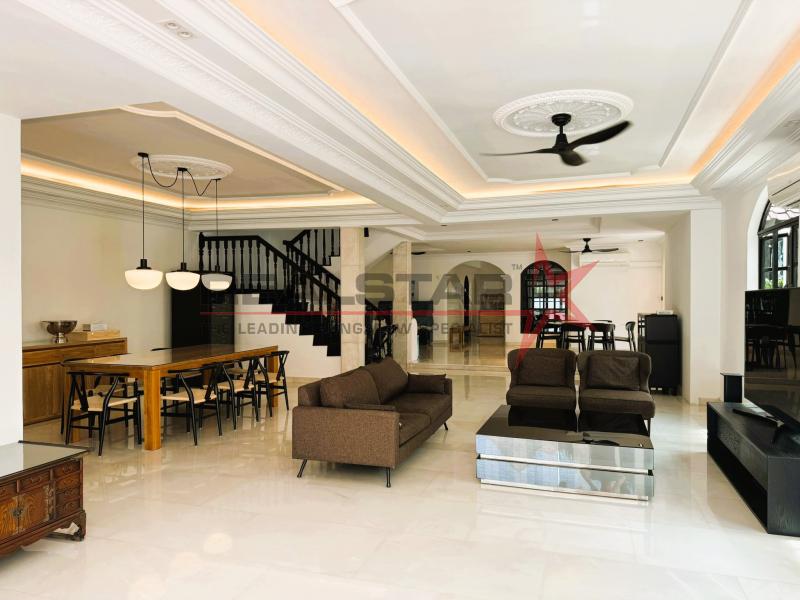SIGLAP WIDE FRONTAGE SEMI DETACHED AND WELL MAINTAINED