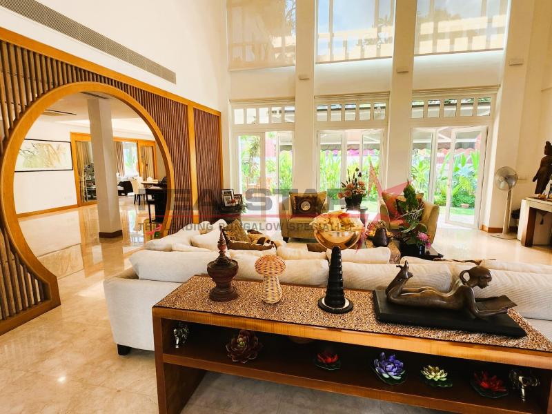 SIGLAP BUNGALOW WITH DOUBLE VOLUME CEILING & OUTDOOR SPACE
