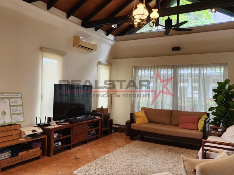 Quiet Enclave Wide Frontage 22m in the East