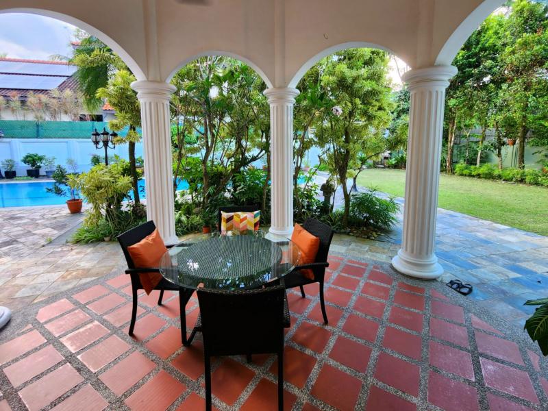 ★ Grand Luxury Mansion with Pool and Elegant Interiors in anExclusive, Private, Convenient Locale ★ 